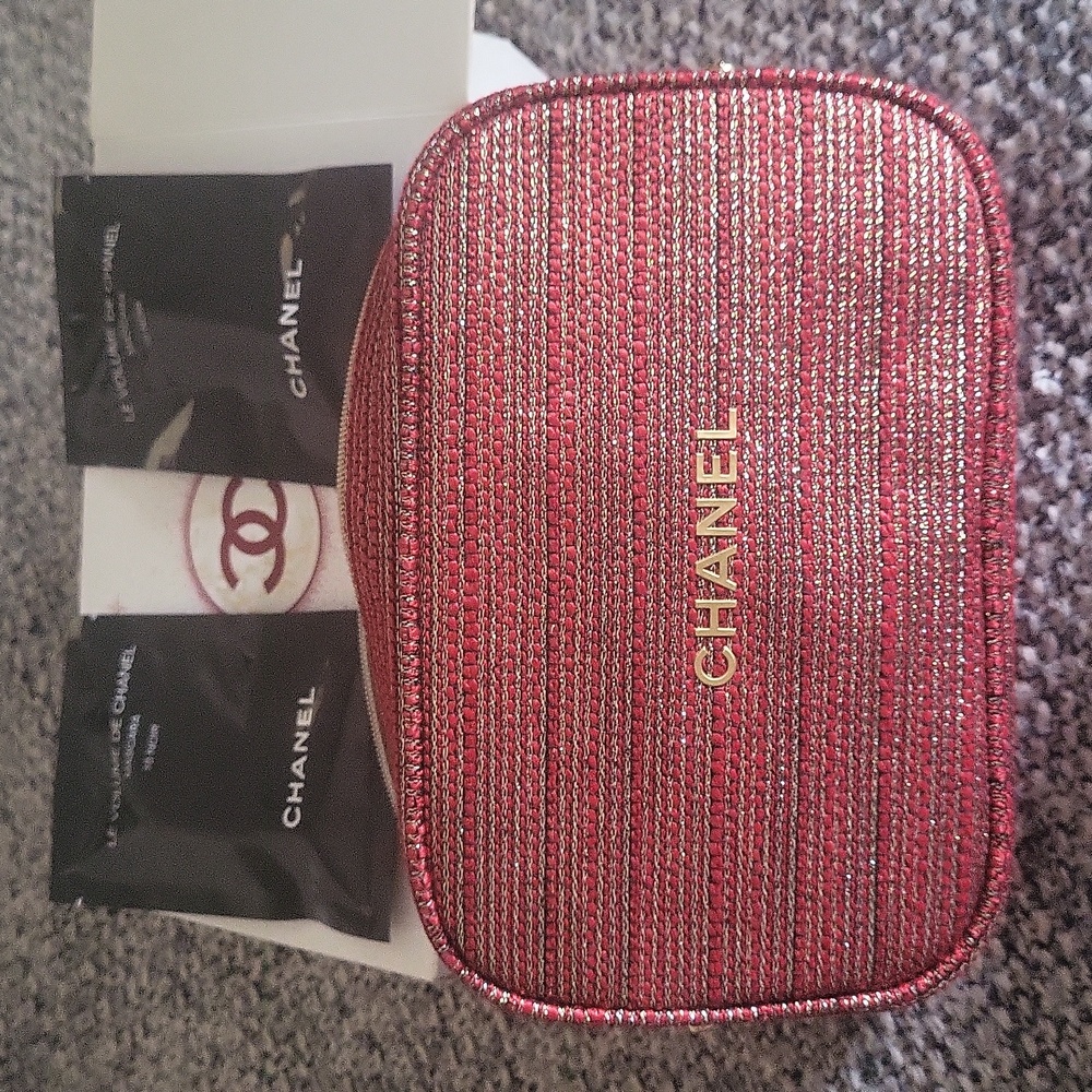 Chanel Beauté Trio Red  Cosmetic Pouch Or Bag Put Knobs On Chain Boxed Tote Bag